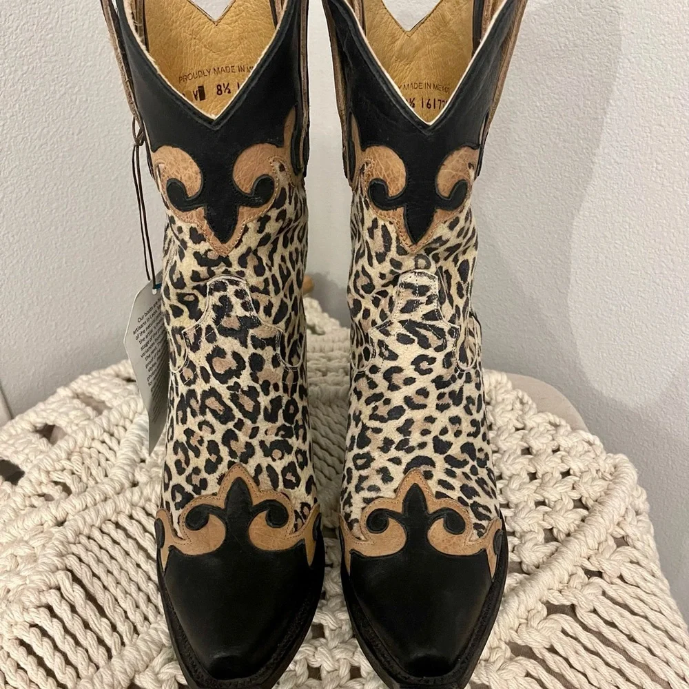 Boots - Picture 3 of 7